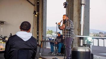 9. Juli 2022 Comedy Edge Stand-up am Wasser 9th Avenue Terminal, Brooklyn Basin 288 9th Avenue. Oakland, ca. 94606, Johnny Pena, Komiker, gebürtig aus der Bay Area foto