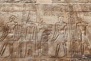 ägyptische hieroglyphen im luxor-tempel, luxor, ägypten foto