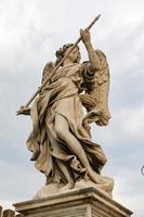 Engel mit der Lanzenstatue in der Hadriansbrücke, Rom, Italien foto