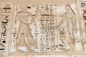 ägyptische hieroglyphen im medinet habu tempel, luxor, ägypten foto