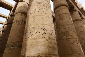 Säulen in der Säulenhalle des Karnak-Tempels, Luxor, Ägypten foto