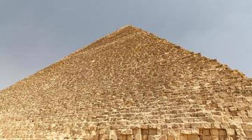 große pyramide von gizeh im pyramidenkomplex von gizeh, kairo, ägypten foto