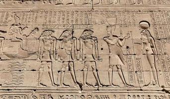Szene aus dem Edfu-Tempel in Edfu, Ägypten foto