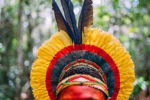 traditioneller Federschmuck des Pataxo-Stammes. Kopfschmuck im Fokus foto