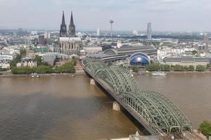 hohenzollernbrücke und kölner dom in köln, deutschland foto