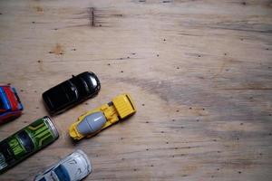 Holztapete mit einigen Spielzeugautos in der unteren linken Ecke. foto