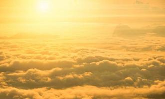Sonnenaufgang neblig Nebel bedeckt Bergwaldlandschaft Draufsicht gelber Himmelshintergrund foto
