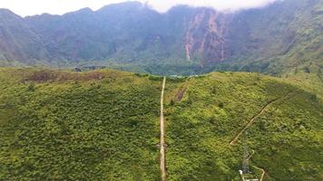 Schöne Luftaufnahme des Mount Galunggung Peak, in Ciamis, West-Java - Indonesien. foto