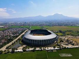 bandung, indonesien, 2022 - schöne luftaufnahme, sijalak harupat fußballstadion. foto