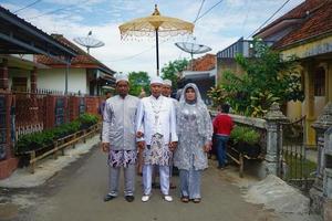 Bandung, Westjava, Indonesien, 2021 – Bräutigam bei einer Begrüßungszeremonie bei einer traditionellen indonesischen Hochzeit foto