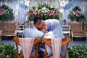 bandung, west java, indonesien, 2021 - braut und bräutigam in indonesischer traditioneller hochzeit foto