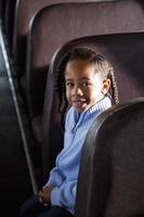 kleiner Junge sitzt im Schulbus foto