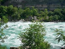 Türkisfarbener Niagara-Fluss foto