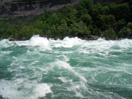 Türkisfarbener Niagara-Fluss foto