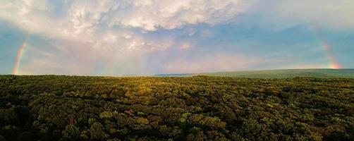 Panorama-Luftaufnahme eines Regenbogens foto
