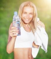 Trinkwasser der sportlichen Frau foto