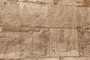 ägyptische hieroglyphen im luxor-tempel, luxor, ägypten foto