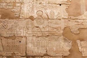 hieroglyphen im karnak-tempel, luxor, ägypten foto