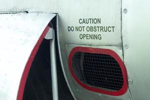 Vorsicht: Blockieren Sie nicht das Öffnen des Aufklebers an einem alten Flugzeug. foto