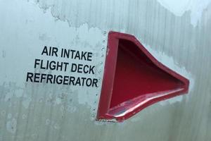 Air Intake Flight Deck Kühlschrank Aufkleber auf einem alten Flugzeug. foto