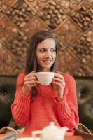 junge Frau, die Tee trinkt foto