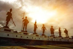 5. november 2017 prachuapkhirikhan thailand silhouette 7 könige von thailand gedächtnisstatue mit abendsonnenlicht im ratchaphakdi park in der stadt hua hin, thailand. foto