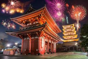 buntes feuerwerk über abstraktem schönem tempel im japanischen stil feiert neujahr in der nachtzeit foto