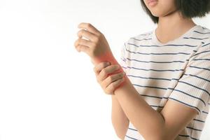 asiatische Mädchen berührt ihr Handgelenk wegen der Schmerzen. foto