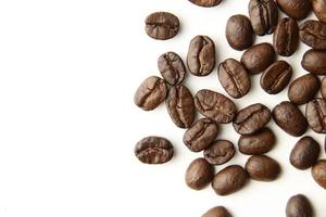 Kaffeebohnen auf weißem Hintergrund foto