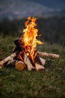 Abends brennt ein Lagerfeuer in den Bergen. Platz für Texte foto