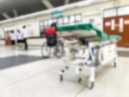 medizinischer hintergrund, konzeptunschärfe und defokussierung. im krankenhaus gibt es notfallbetten, rollstuhlpatienten, ärzte und krankenschwestern, die die patienten zur therapie bringen. foto