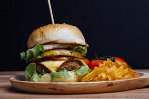 Hamburger auf schwarzem Hintergrund mit Copyspace foto