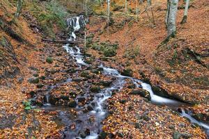 Wasserfall im Nationalpark Yedigoller, Bolu, Türkei foto