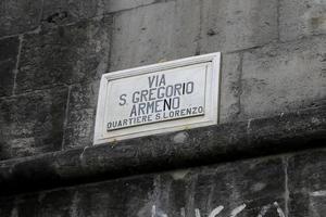über s. Gregorio Armeno Straßenschild in Neapel, Italien foto