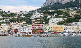 Gesamtansicht der Insel Capri in Neapel, Italien foto