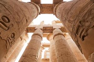 Säulen in der Säulenhalle des Karnak-Tempels, Luxor, Ägypten foto