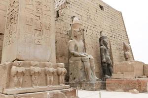 Skulpturen im Luxor-Tempel in Luxor, Ägypten foto