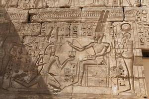 ägyptische hieroglyphen im medinet habu tempel, luxor, ägypten foto