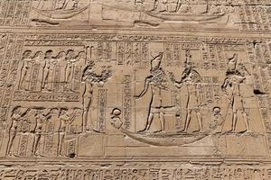 Szene aus dem Edfu-Tempel in Edfu, Ägypten foto