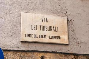 via dei tribunali Straßenschild in Neapel, Italien foto