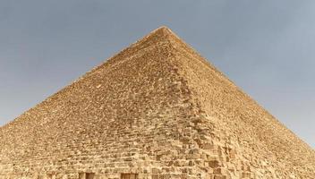 große pyramide von gizeh im pyramidenkomplex von gizeh, kairo, ägypten foto