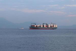 Containerschiff mit Gütern foto