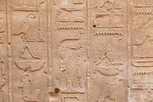 hieroglyphen im karnak-tempel, luxor, ägypten foto