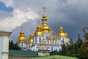 st. Michaels Kloster mit goldener Kuppel in Kiew, Ukraine foto