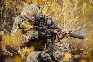 Soldatenteam, das auf ein Ziel von Waffen zielt foto