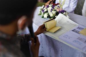 bandung, west java, indonesien, 2021 - bräutigam in einer willkommenszeremonie bei einer indonesischen traditionellen hochzeit. foto