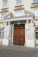 Statuen im Tor des Palais Pallavicini, Wien, Österreich foto