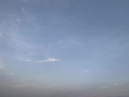 sammlung von wolken im hintergrund des blauen himmels foto