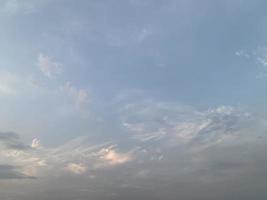 sammlung von wolken im hintergrund des blauen himmels foto