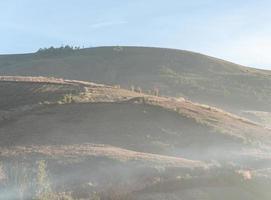 hoher Berg mit leichtem Nebel. foto